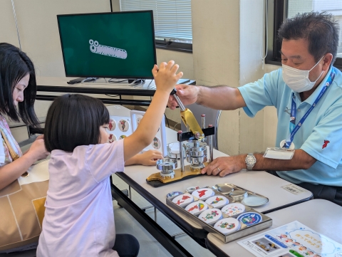 缶バッジ製作でプレスしている様子