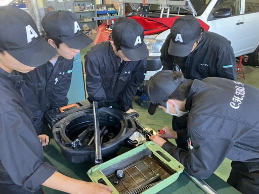 取り外したフロントフォークの分解作業