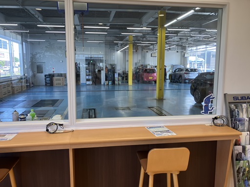 ショールームから作業場が見えます。