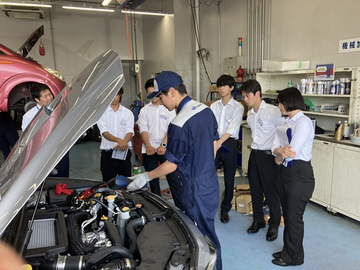 整備作業の見学（エンジンルームの点検）