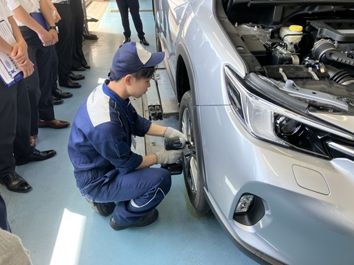 整備作業の見学（タイヤの脱着）
