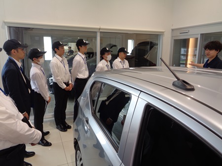 納車コーナーの説明の様子