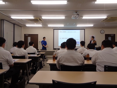 先輩メカニックとの座談会の様子