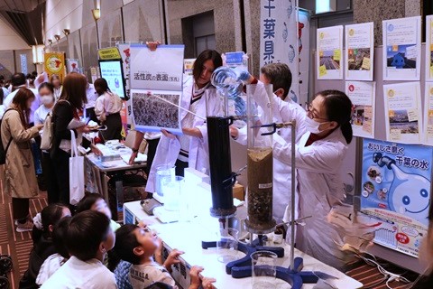 エコメッセで子どもたちに浄水処理実験を見せている写真