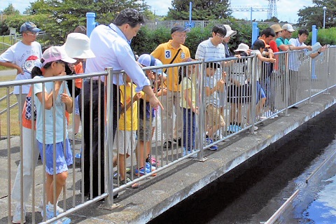 浄水場見学会で参加者に施設の説明している写真