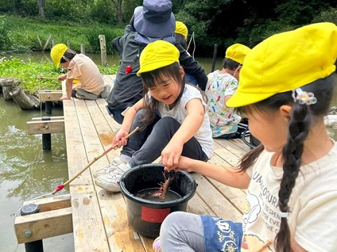 川で遊ぶ園児