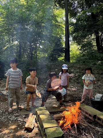 山で遊ぶ園児