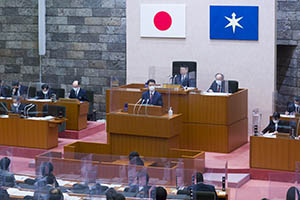 県議会で答弁する知事