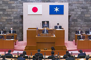 令和4年6月定例県議会開会であいさつする知事