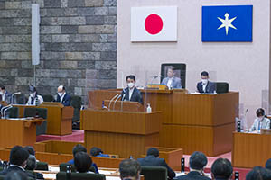 6月定例県議会代表質問で答弁する知事