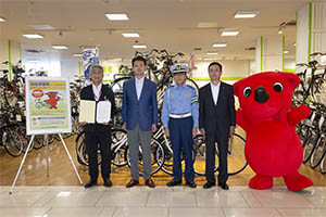 自転車加入保険の義務化を周知する知事