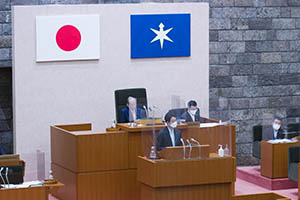 9月定例県議会代表質問で答弁する知事