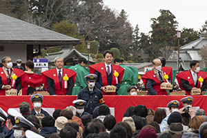 豆まきをする知事