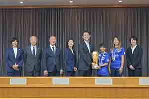 サッカー女子2023プレナスなでしこリーグ1部優勝チーム オルカ鴨川FCによる表敬訪問