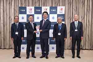 千葉トヨタグループ関係3社による「交通安全反射ストラップ」贈呈式の様子