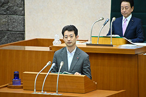 令和6年6月19日-令和6年6月定例県議会代表質問の様子