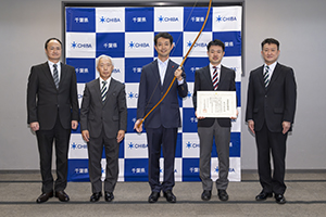 第4回世界弓道大会優勝者への千葉県知事賞表彰式の様子