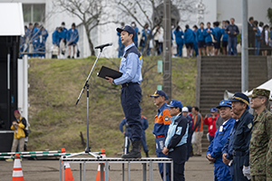 九都県市合同防災訓練の閉会式であいさつする様子