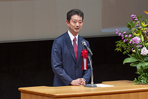 開会式で祝辞を述べる様子