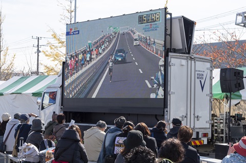 中継ビジョンでランナーを応援する様子