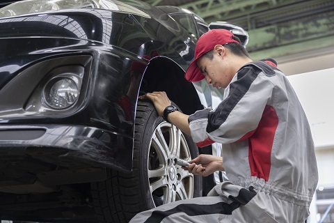 実習用の車を点検する様子