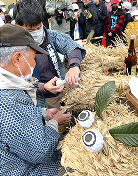 大蛇に魂入れをする様子