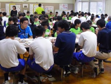 中学校給食の体験の様子