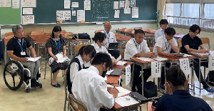 7月24日の葛南地区の交流会における花岡委員の写真