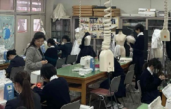 県立千葉女子高等学校の視察の様子の写真1