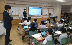 山武市立松尾小学校の視察の様子の写真1