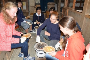 煎餅焼き体験の様子の写真