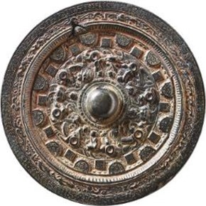 埼玉稲荷山古墳の鏡と同じ文様を持つ半円方格帯神獣鏡の写真