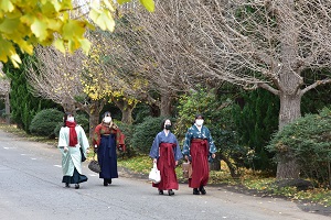 和服で登校する生徒の画像