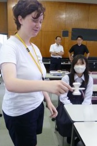 留学生がけん玉をしている写真