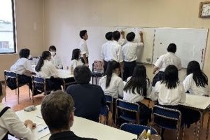 試作品について話し合っている写真