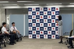 教育長が労いの言葉をかけている写真