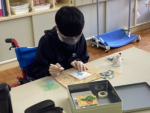 制作者高等部3年　野口庵さんの作成風景写真