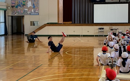 準備運動をする石井さん。