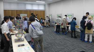 パネル展示で来場者に研究紹介