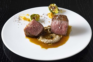 かずさ和牛の稲藁焼き、牛蒡、ティムールペッパー