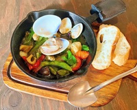 千葉県産の貝と自家製の醤を使った黒アヒージョの画像