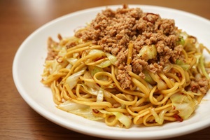 中華飯店 歩夢蘭の銚子黒アヒージョ焼きそば