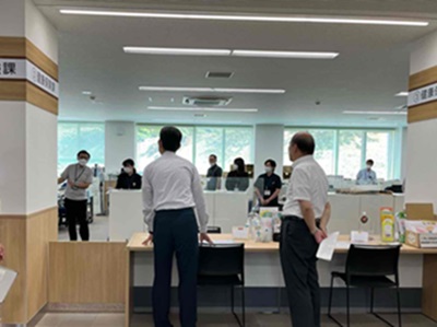 長南町役場における現地視察の際、職員に声をかける知事の画像