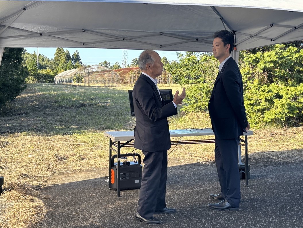 長生グリーンライン計画予定地周辺における現地視察の際、村長の説明を聞く知事の画像