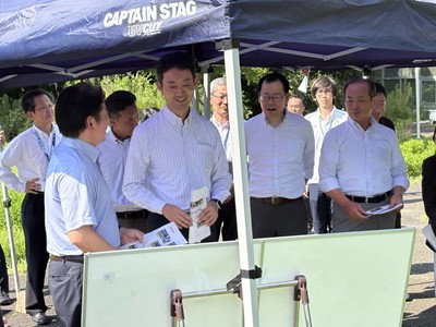 旧ひめはるの里跡地における現地視察の際、市長と意見を交わす知事の画像