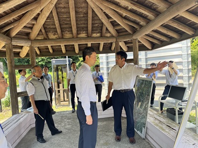 県立笠森鶴舞自然公園における現地視察の際、町長の説明を聞く知事の画像