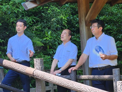 県立笠森鶴舞自然公園における現地視察の際、町長と意見を交わす知事の画像