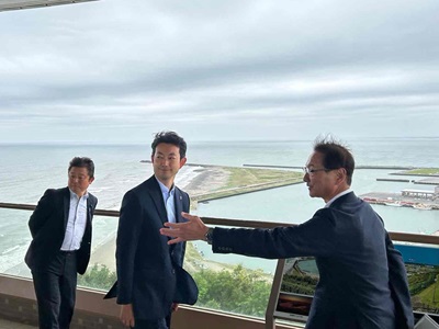 飯岡刑部岬展望館における現地視察の際、旭市長の説明を受ける知事の画像