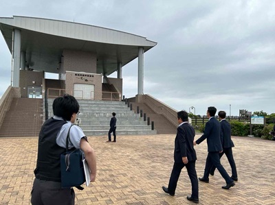 飯岡刑部岬展望館における現地視察の際、飯岡刑部岬展望館に向かう知事の画像