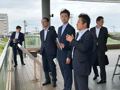 飯岡刑部岬展望館における現地視察の際、議員の説明を受ける知事の画像